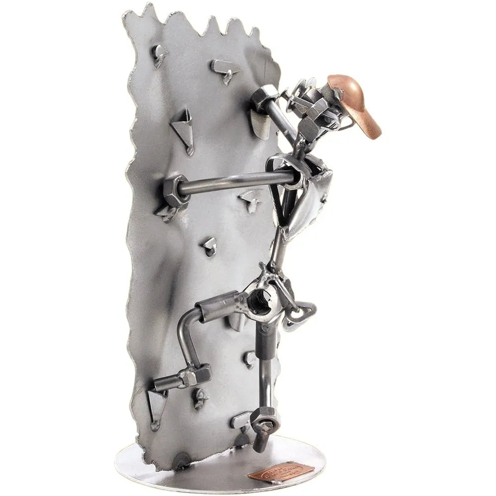 Schraubenfigur eines Freeclimbers mit kupferfarbener Kappe an einer senkrechten Kletterwand aus Metall