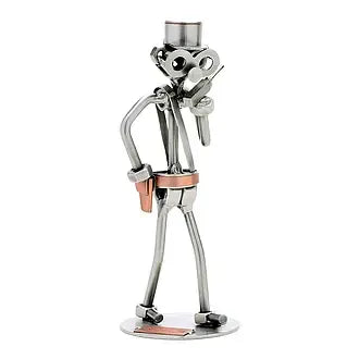 Schraubenfigur eines französischen Polizisten mit Uniformmütze und kupferfarbenem Gürtel auf rundem Metallsockel