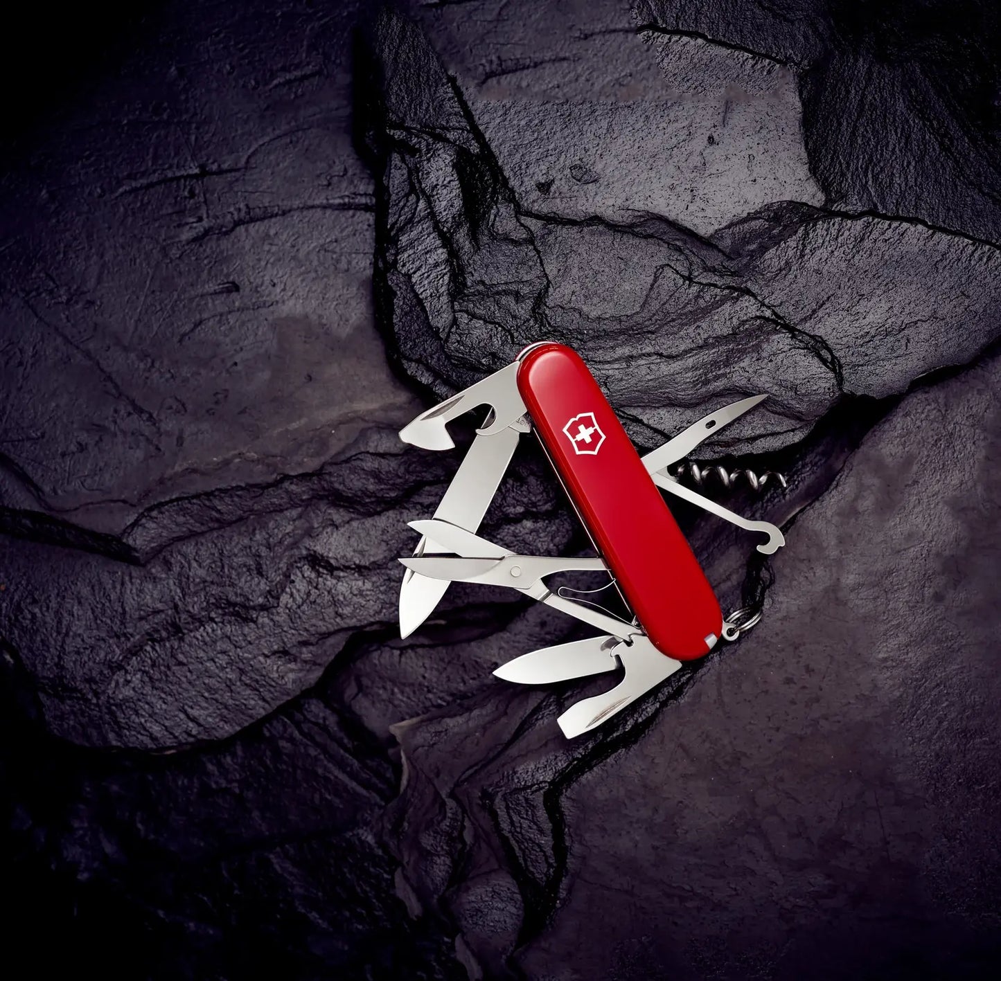 Victorinox - Schweizer Taschenmesser Climber, Moodbild mit dunkeln Felsen