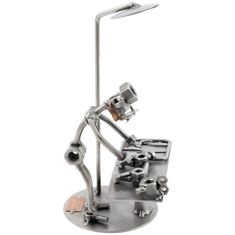 Schraubenfigur eines Tierarztes bei der Behandlung eines Tieres auf einem Untersuchungstisch unter einer Lampe