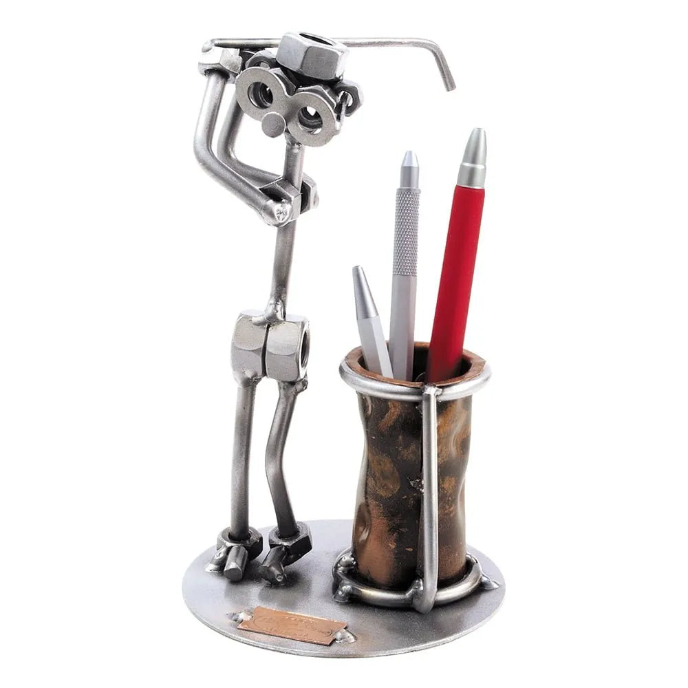 Schraubenfigur aus Metall als Golfer beim Abschlag neben einer Golftasche als Stiftehalter