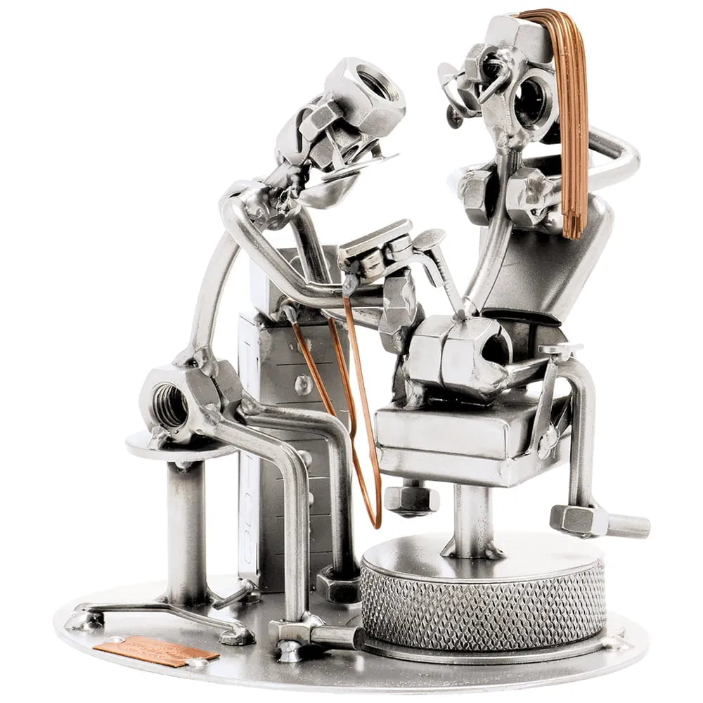 Schraubenfiguren aus Metall im Tattoo-Studio: Tätowierer mit Tätowiermaschine und Kundin auf einem Behandlungsstuhl