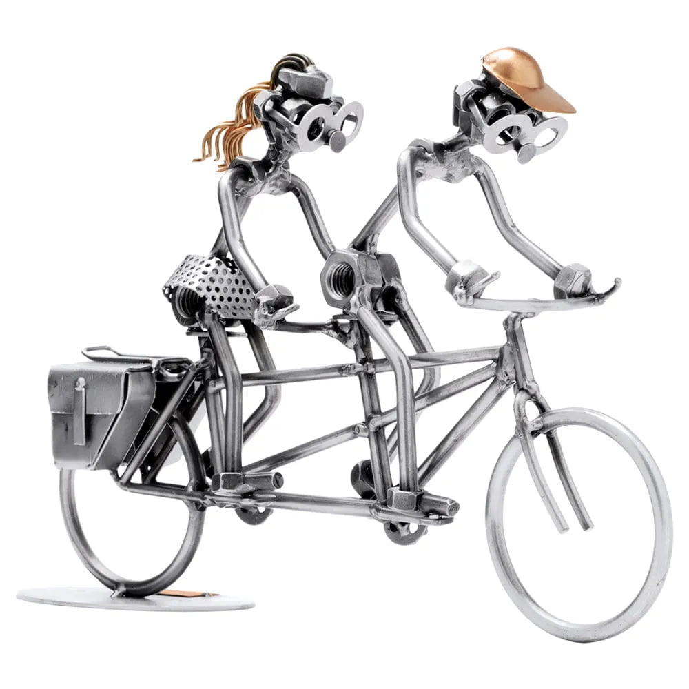 Zwei Schraubenfiguren aus Metall auf einem Tandem mit Gepäcktasche am Hinterrad