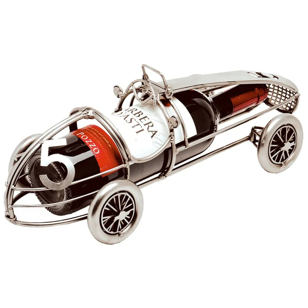 Silberfarbener Weinflaschenhalter in Form eines klassischen Rennwagens mit eingelegter Weinflasche und Startnummer 5.