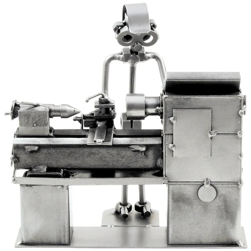 Silberfarbene Schraubenfigur eines Zerspanungsmechanikers bei der Arbeit an einer detailreichen Drehmaschine.⠋