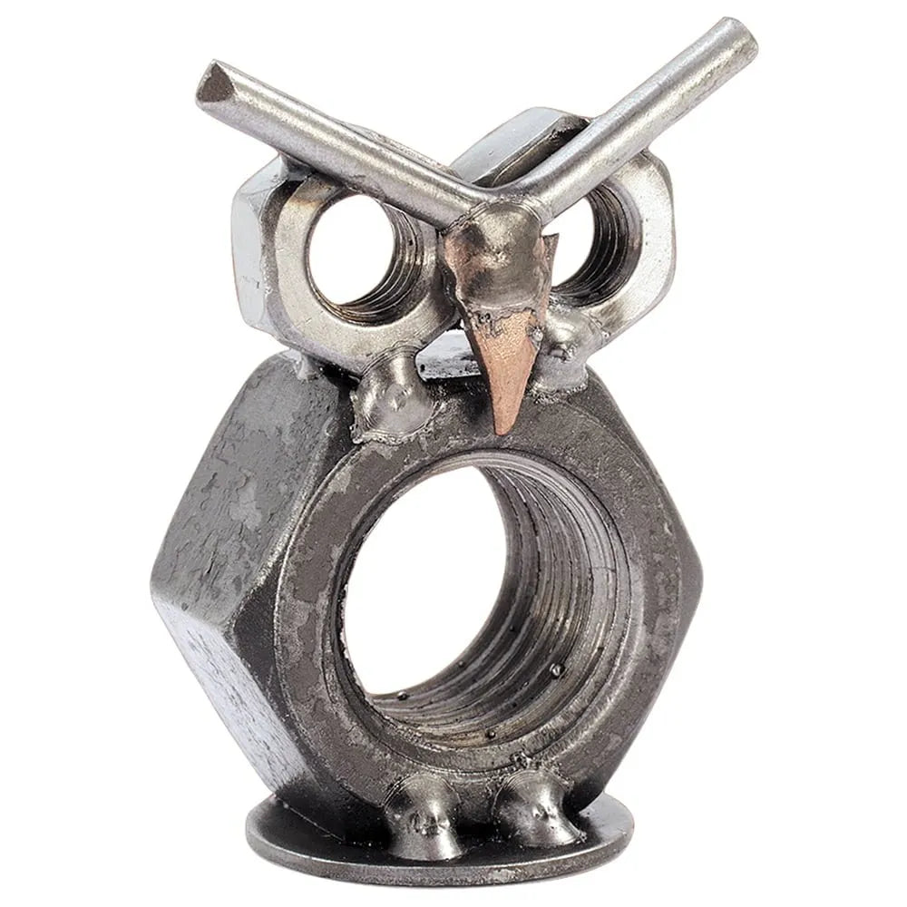 Kleine Eulenfigur aus Metallmuttern mit runden Augen, V-förmigen Metallbrauen und kupferfarbenem Schnabel auf einer runden Grundplatte.