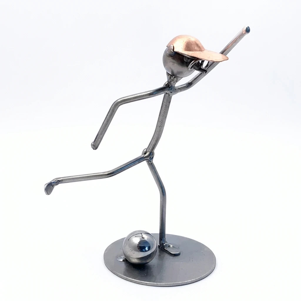 Metallmännchen eines Fußballers mit kupferfarbener Kappe beim Ausholen zum Schuss, mit Fußball auf runder Standplatte