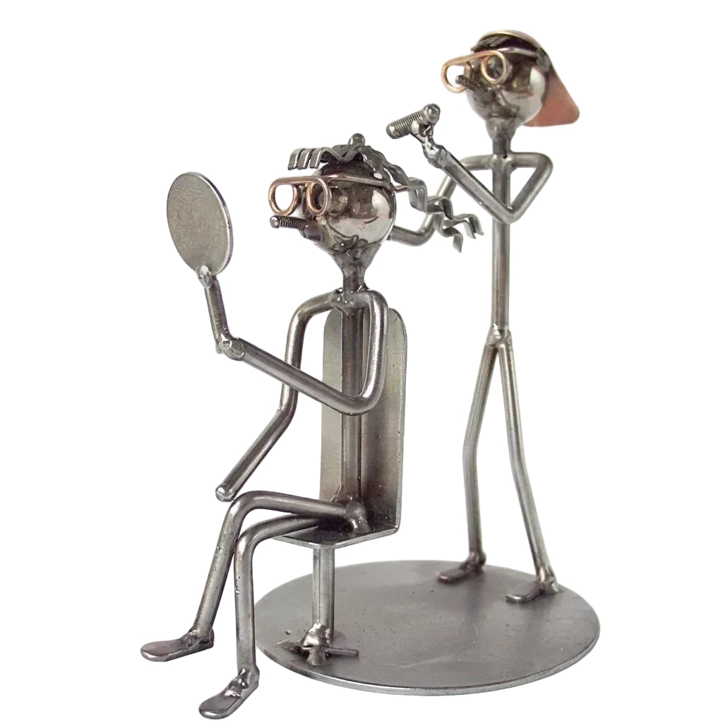 Metallmännchen als Friseur beim Haareschneiden mit sitzender Kundin und Handspiegel⠋