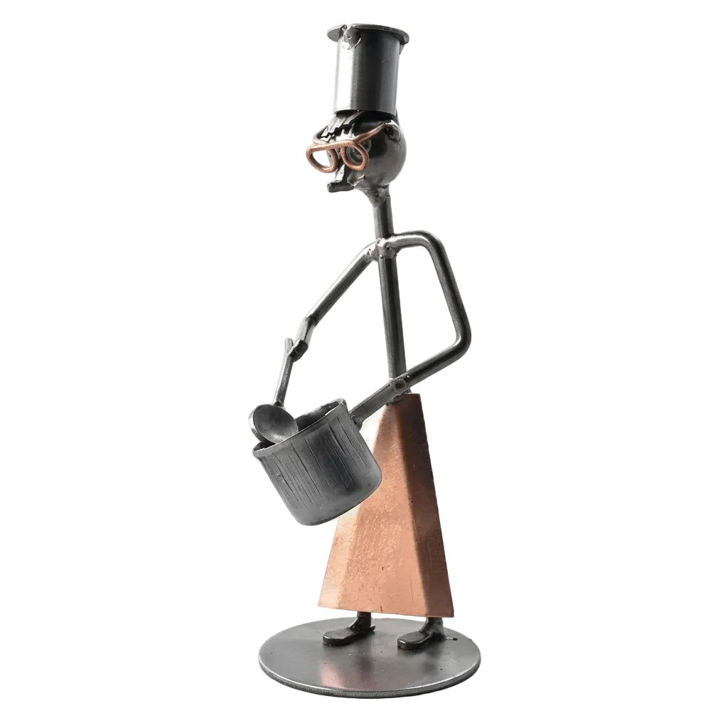 Metallmännchen als Koch mit hoher Kochmütze, Brille und kupferfarbener Schürze, mit Topf und Schöpfkelle