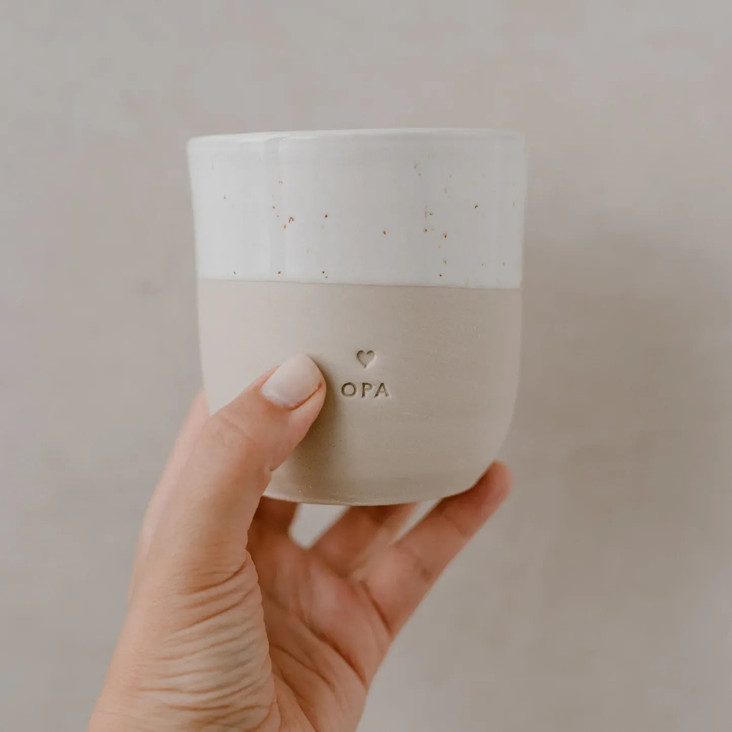 Handgefertigter Becher "Opa" aus Steingut in der Hand