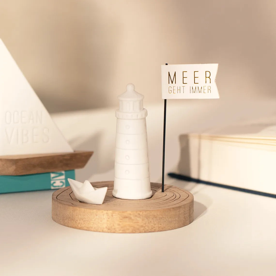 Leuchtturm Meeresgruß "Mehr geht immer" aus Porzellan und Holz