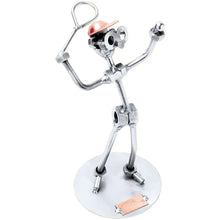 Metall-Schraubenfigur eines Tennisspielers mit kupferfarbener Kappe, erhobenem Schläger und Ball auf runder Grundplatte