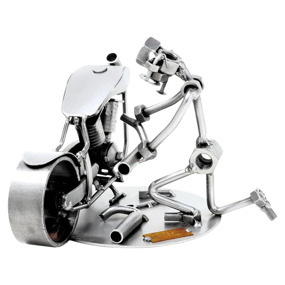 Metall-Schraubenfigur eines knienden Motorradmechanikers bei der Reparatur eines Motorrads mit Werkzeug auf ovaler Grundplatte
