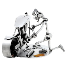 Metall-Schraubenfigur eines knienden Motorradmechanikers bei der Reparatur eines Motorrads mit Werkzeug auf ovaler Grundplatte