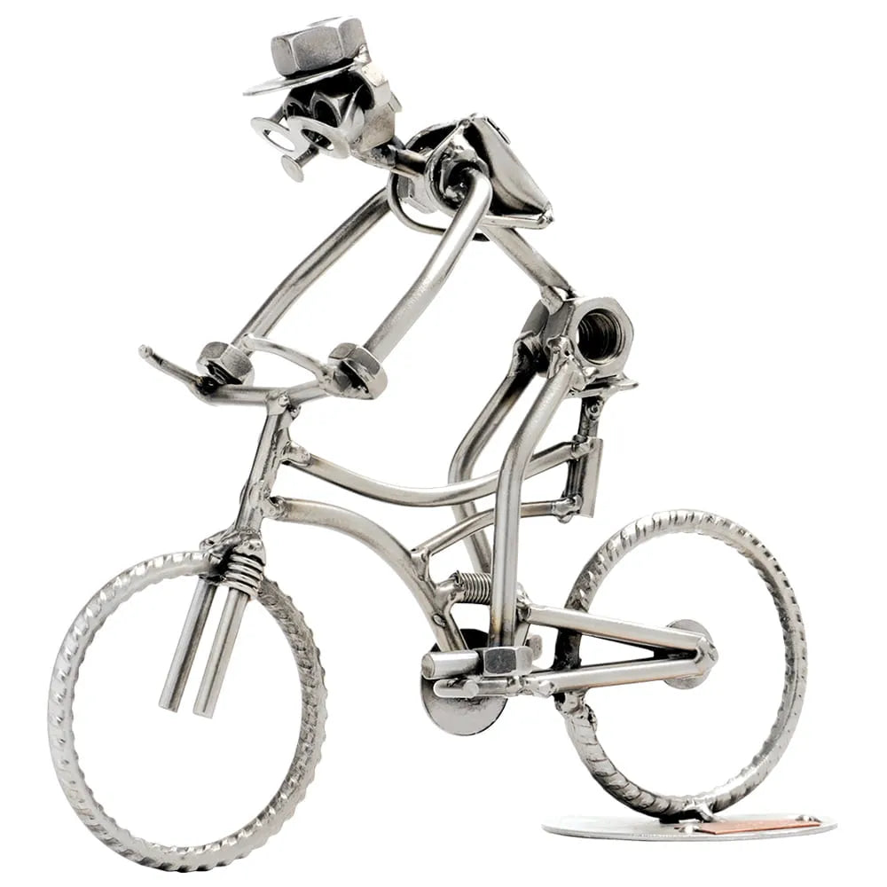 Schraubenfigur eines Mannes mit Kappe in vorgebeugter Haltung auf einem Mountainbike
