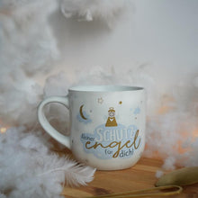 Sheepworld Becher Schutzengel - Moodbild zeigt die Tasse auf einer Wolken- und Federndekoration