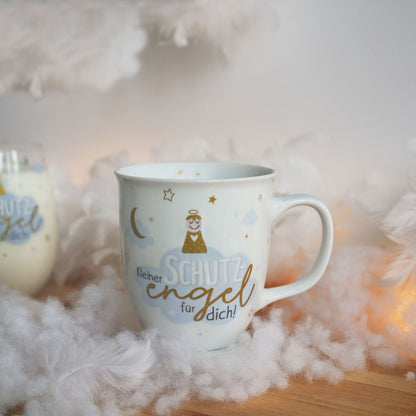 Sheepworld Tasse "Kleiner Schutzengel für Dich" - Moodbild zeigt die Tasse auf einer Wolken- und Federndekoration