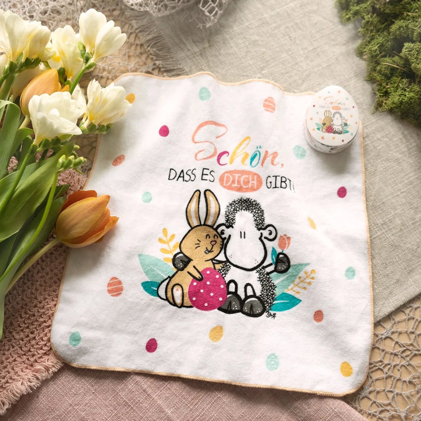 Sheepworld Zauberhandtuch "Schön" - Moodbild mit anderen Textilien und Blumen