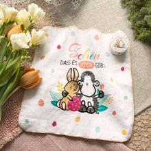 Sheepworld Zauberhandtuch "Schön" - Moodbild mit anderen Textilien und Blumen