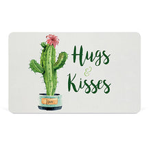 Brettchen in weiß mit Kaktus-Motiv und Schriftzug "Hugs & Kisses"