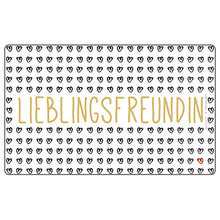 Brettchen in weiß/schwarz/gold, vielen kleinen Herzchen und Schriftzug "Lieblingsfreundin"