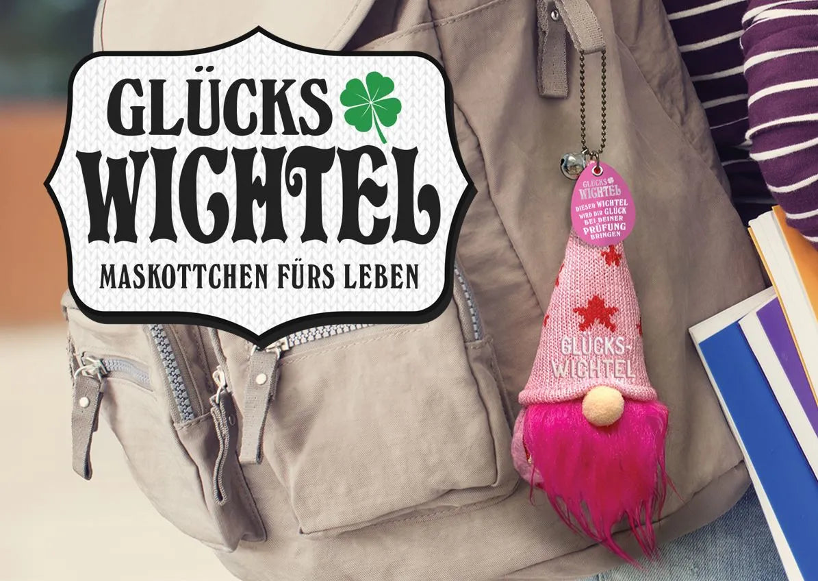 Rosa Glückswichtel am Rucksack befestigt, dazu das Logo mit dem Schriftzug ‚Glückswichtel – Maskottchen fürs Leben‘