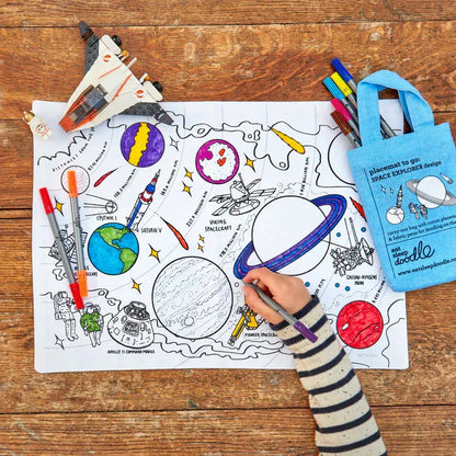 Tischset – Weltraumforscher – ausmalbar – Eat Sleep Doodle – Moodbild zeigt das Tischset beim Ausmalen