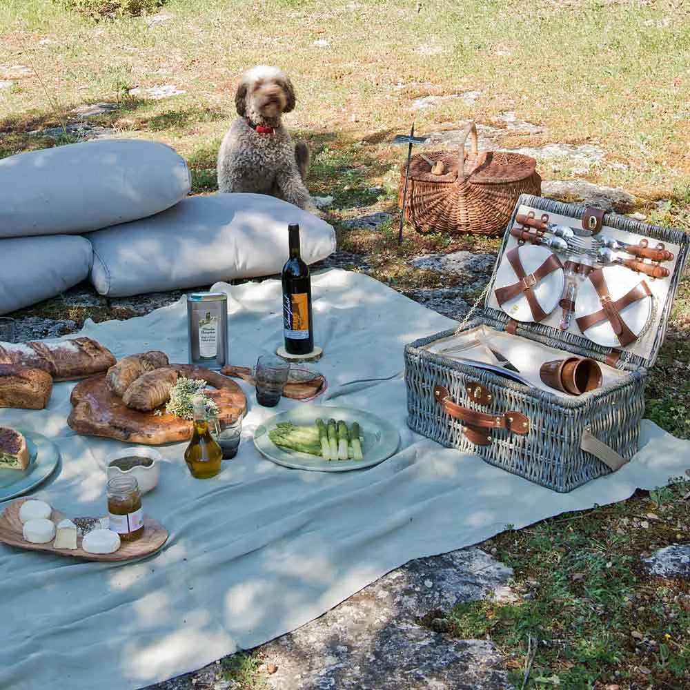 Zeigt den Picknickkorb ‚Angers‘ für 4 Personen bei der Nutzung in der Natur