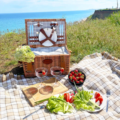 Zeigt den Picknickkorb ‚Concorde‘ für 4 Personen bei der Nutzung in der Natur