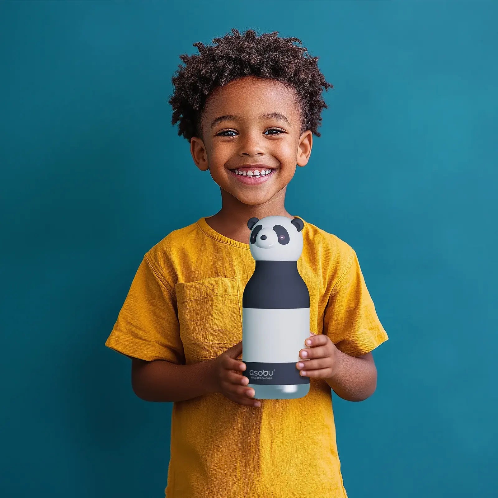 Thermosflasche Panda - Bestie Bottle by Asobu - Moodbild mit einem schwarzen Jungen vor einer blauen Wand