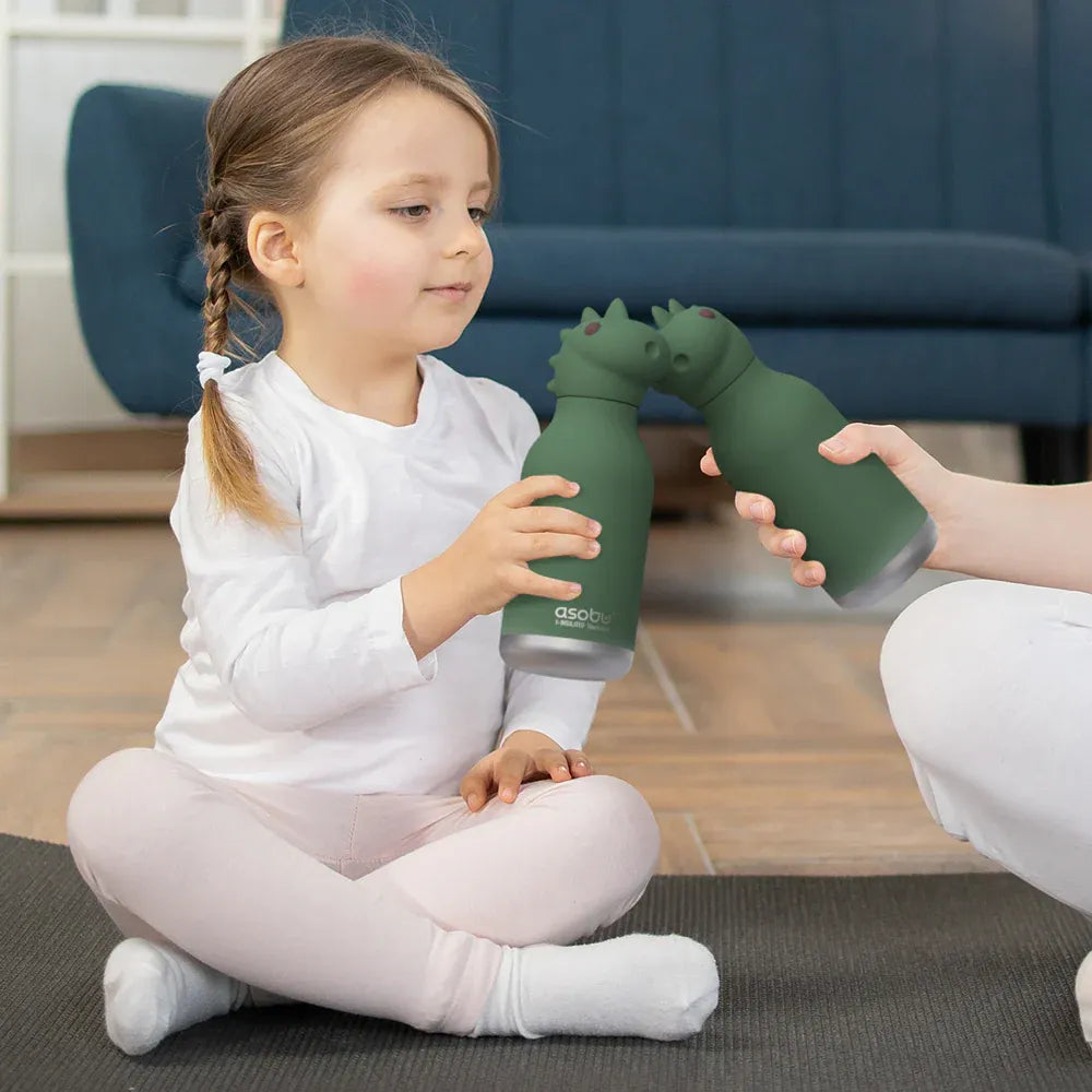 Thermosflasche Dinosaurier - Bestie Bottle by Asobu - Moodbild mit einem Mädchen im Wohnzimmer