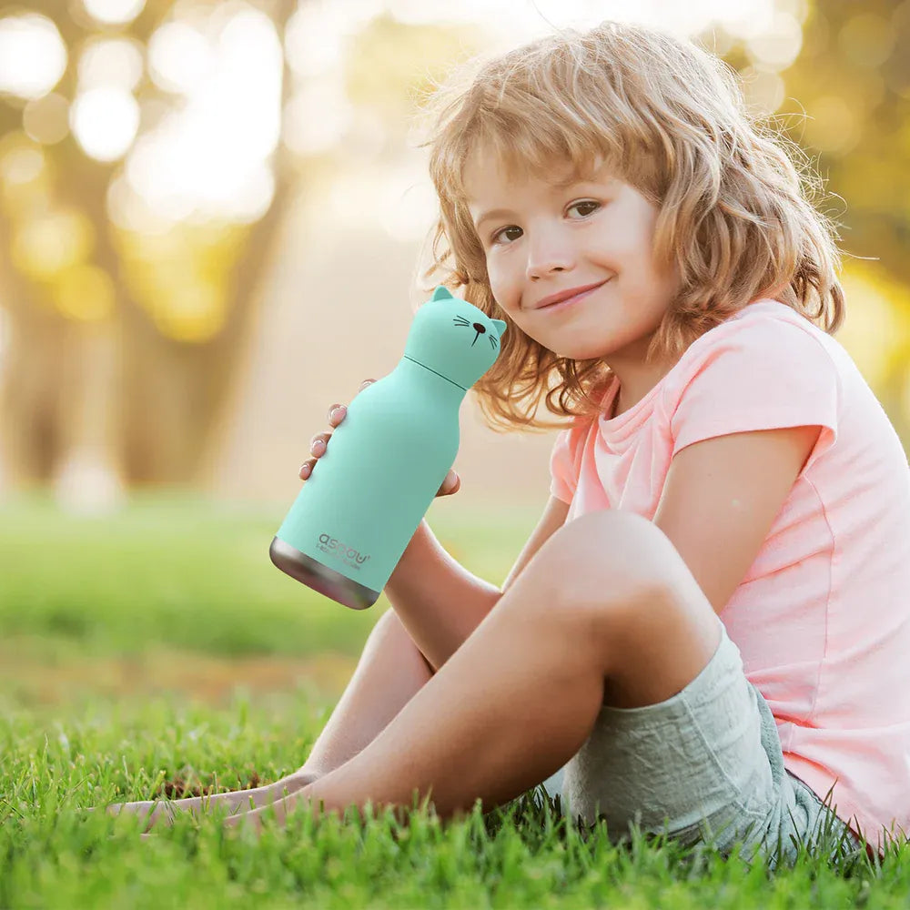 Thermosflasche Katze - Bestie Bottle by Asobu - Moodbild mit einem Kind im Park