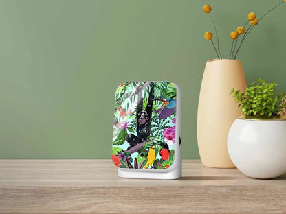 Junglebox "Tropic" aus der ZwitscherBox - Familie auf einem Tisch mit Blumenvasen