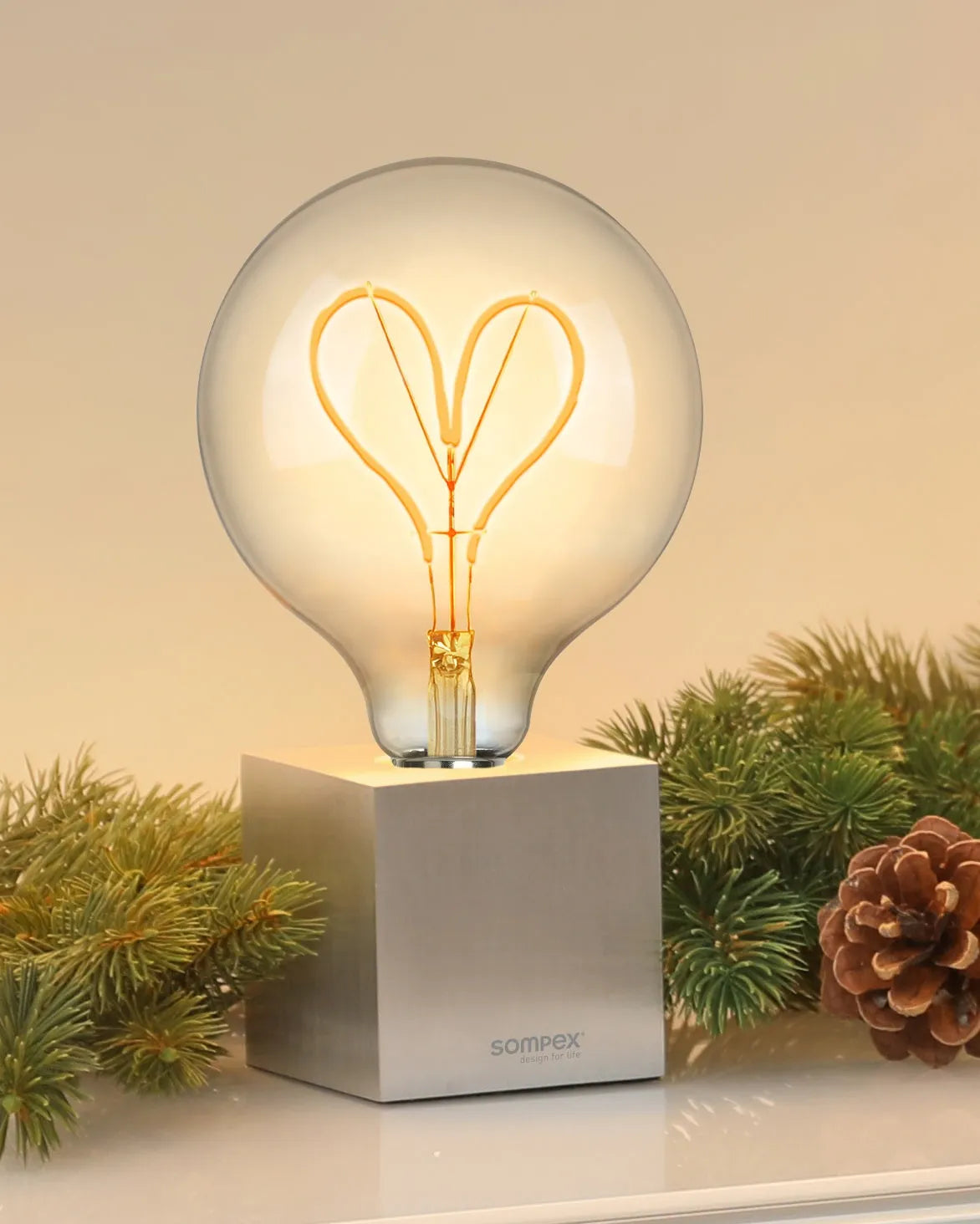 LED Leuchtmittel - Heart by Sompex - Moodbild mit einer winterlichen Dekoration