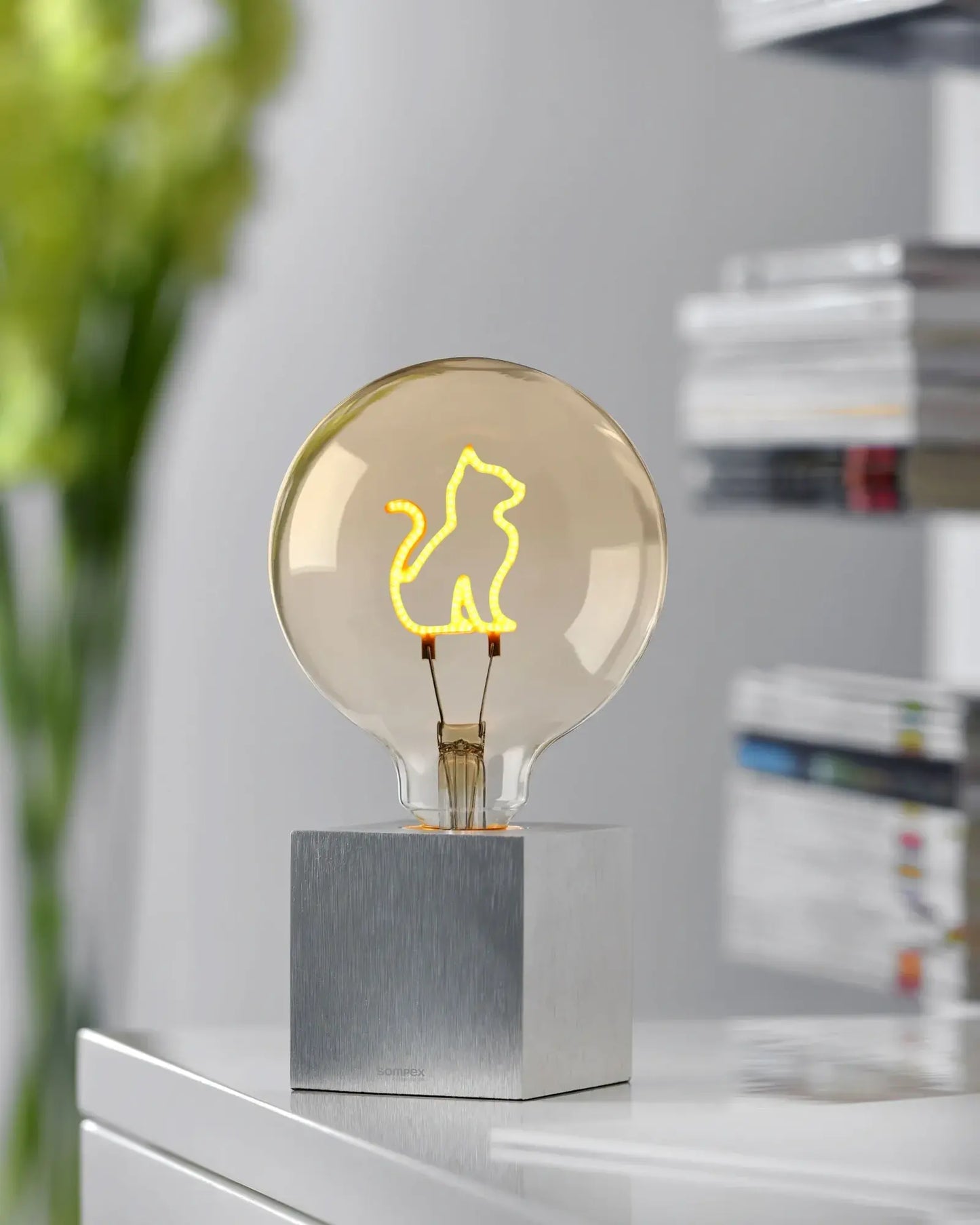 LED Leuchtmittel - Katze by Sompex - Moodbild mit einem modernen Interior