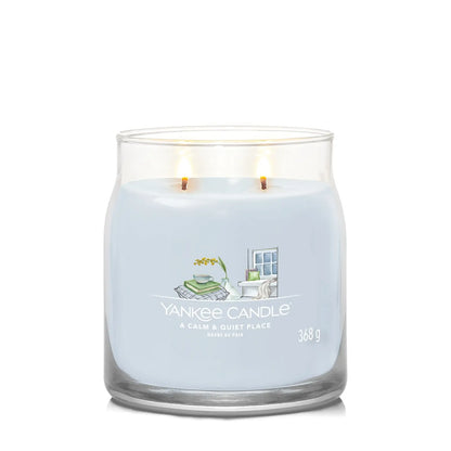 Yankee Candle Duftkerze - Calm & Quiet Place, Medium Glas mit brennenden Dochten