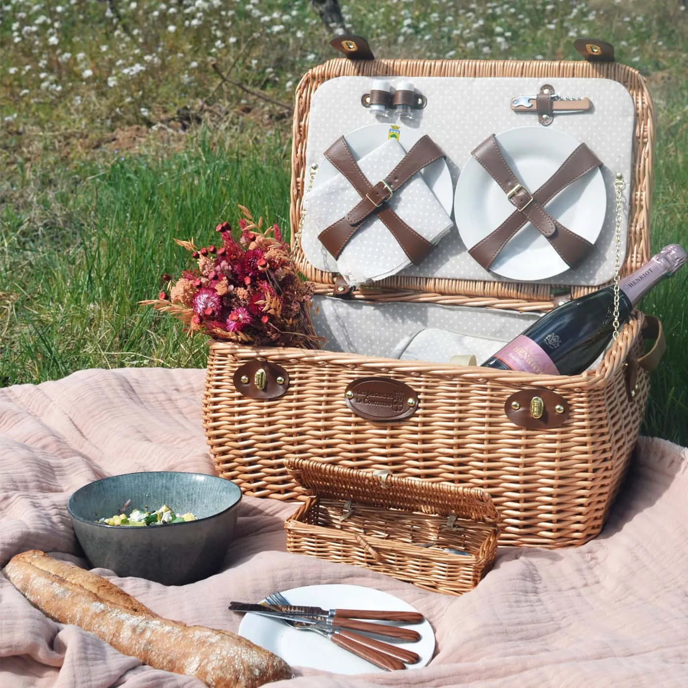 Picknickkorb "Trocadero für 4 Personen, Moodbild auf Wiese mit Picknickdecke