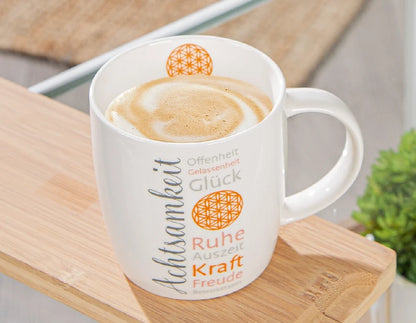 Becher "AchtsamZeit" aus Porzellan mit Blume des Lebens, Stimmungsbild