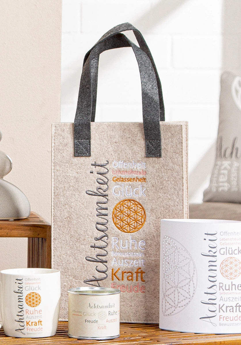 Geschenktasche "AchtsamZeit" aus Filz mit Blume des Lebens, Stimmungsbild
