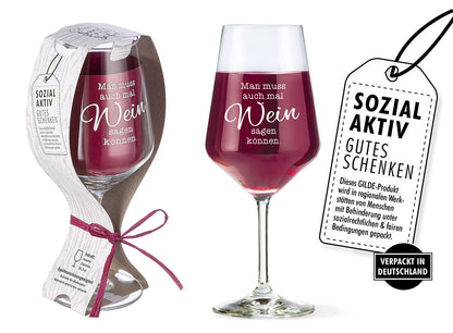 Weinglas mit Spruch „Man muss auch mal Wein sagen können“