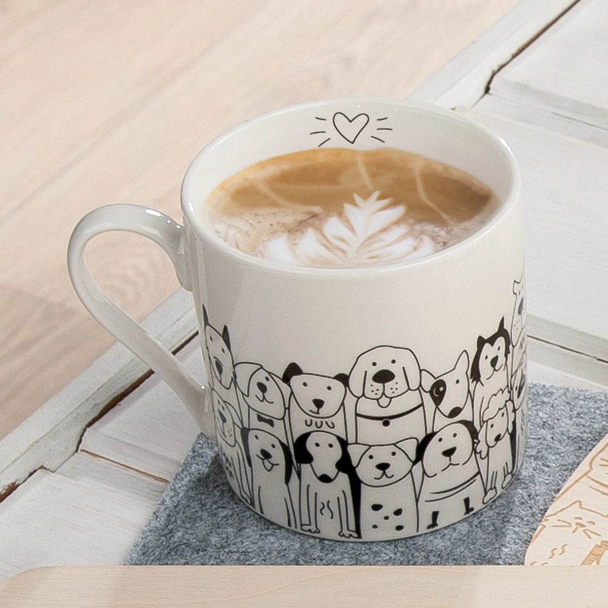 Tasse "Hundebande" aus Porzellan mit Hundmotiv