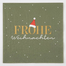Olivgrüne Serviette mit weißen Punkten, roter Weihnachtsmütze und dem Schriftzug „Frohe Weihnachten“ in Gold und Weiß