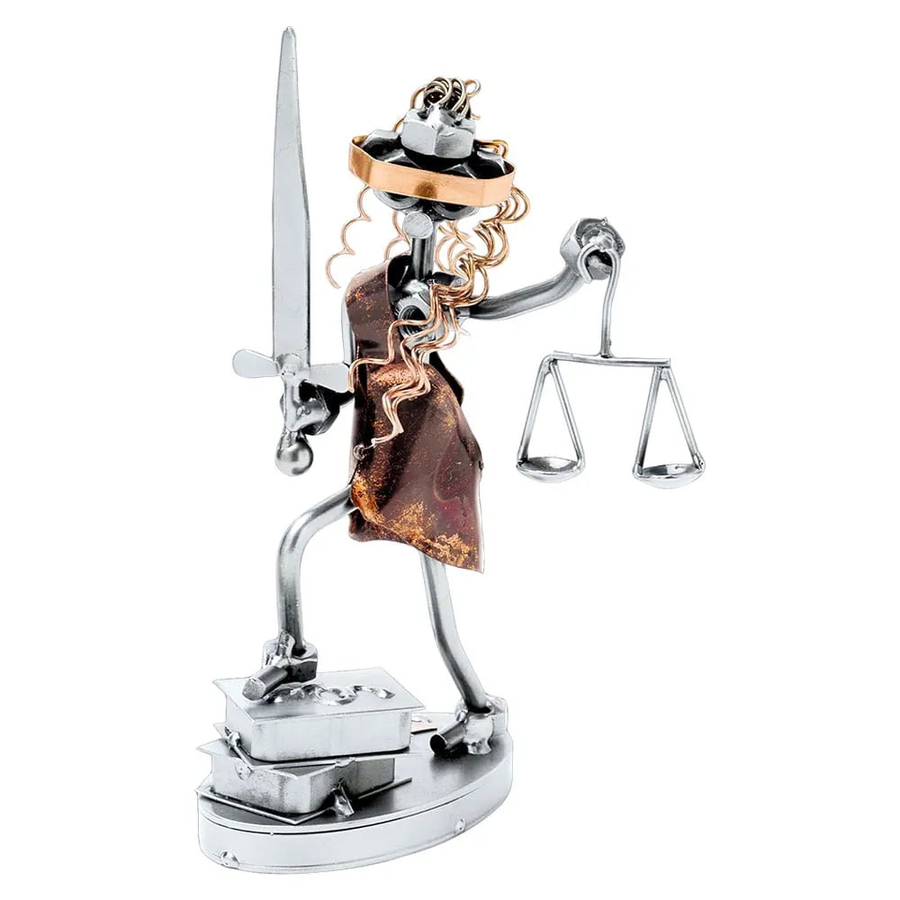 Schraubenfigur der Justitia mit Augenbinde, Schwert und Waage sowie einem Fuß auf einem Bücherstapel