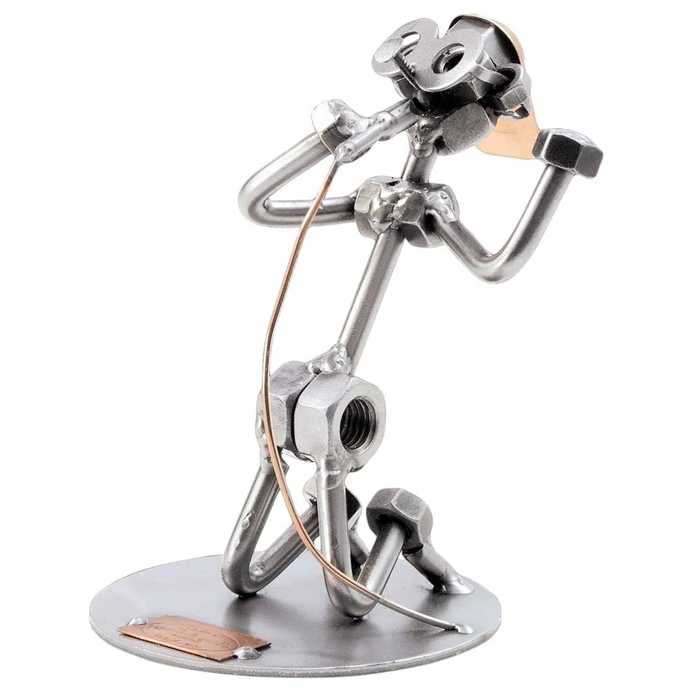Schraubenfigur eines knienden Rocksängers mit Mikrofon am Mund und erhobener Faust auf rundem Metallsockel