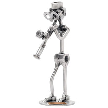 Schraubenfigur eines stehenden Klarinettenspielers mit Klarinette am Mund auf rundem Metallsockel