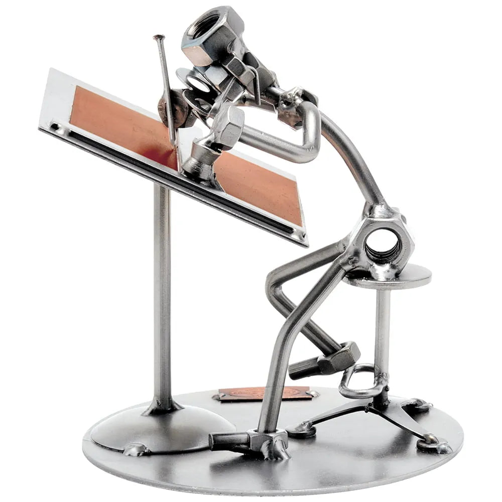 Schraubenfigur eines Architekten, der auf einem Hocker sitzt und am schrägen Zeichentisch arbeitet