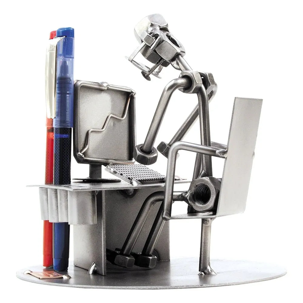 Schraubenfigur „Computerfreak“ aus Metall am Schreibtisch mit Monitor, Tastatur und integriertem Stiftehalter