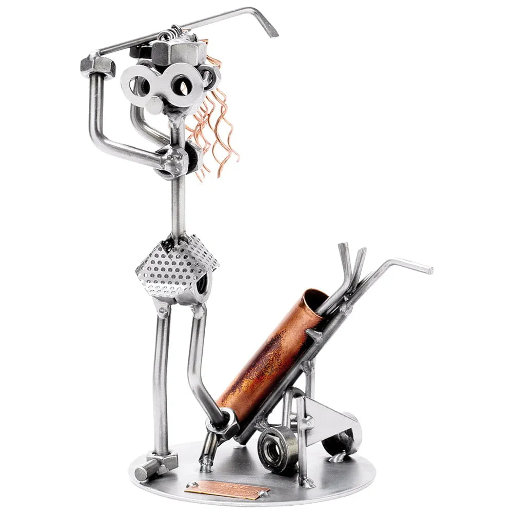 Schraubenfigur aus Metall als Golferin mit erhobenem Golfschläger neben einer Golftasche auf einem Trolley