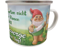 Emaille Becher mit Spruch "Die Gartenzwerge haben ihren freien Tag..."