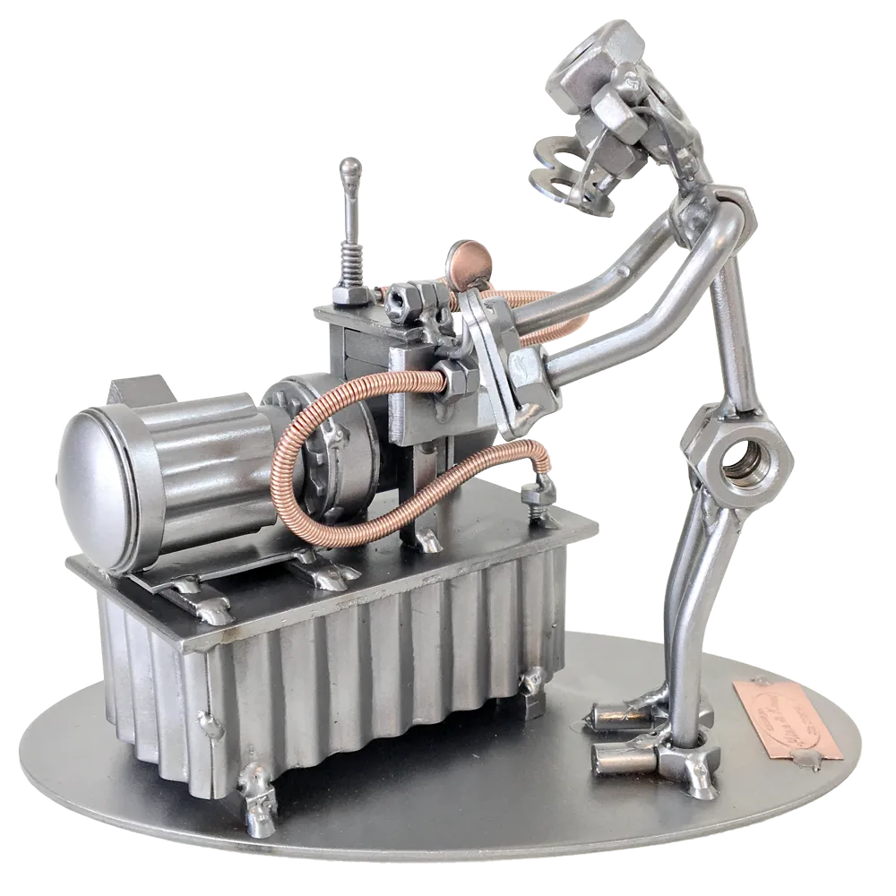 Schraubenfigur aus Metall als Hydrauliktechniker bei der Arbeit an einem Hydraulikaggregat mit kupferfarbenen Schläuchen
